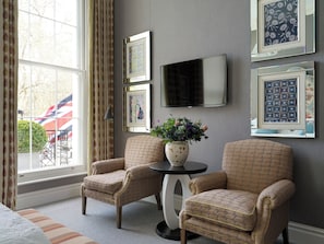 Chambre Deluxe, 1 très grand lit (Accessible) | Draps italiens Frette, literie de qualité supérieure, minibar