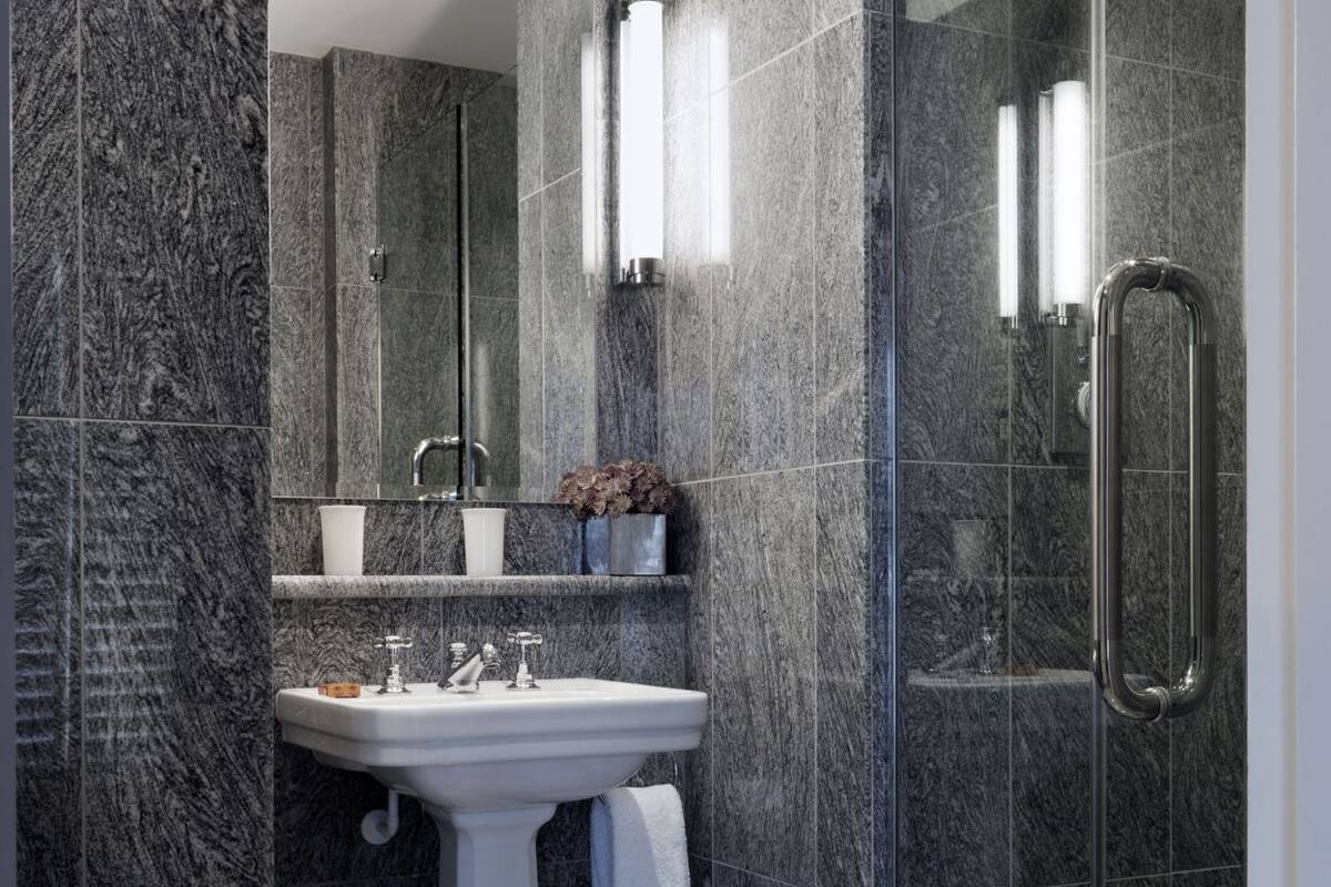 Kylpyhuone | Suihku, designer-hygieniatuotteet, hiustenkuivaaja, kylpytakit