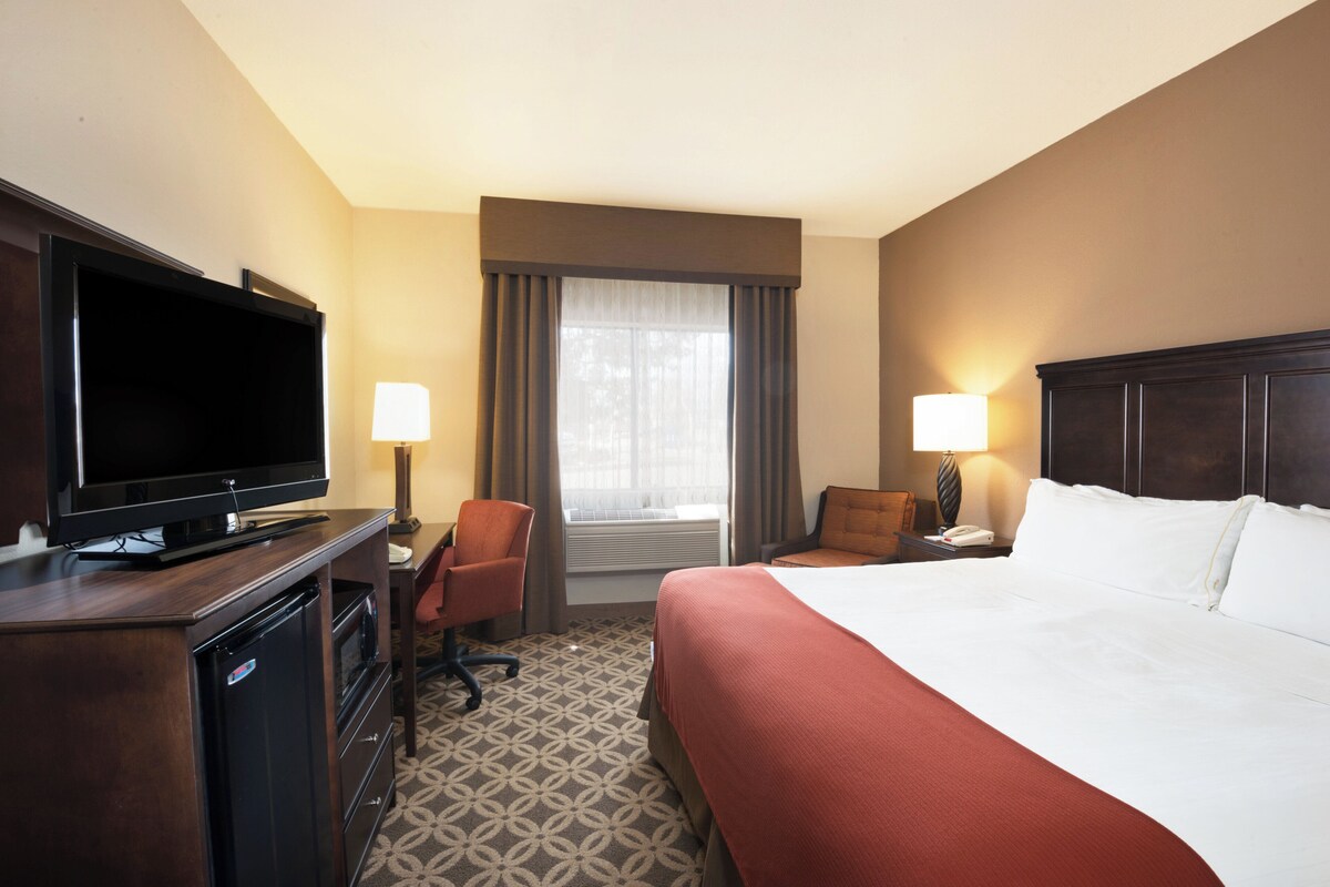 Standard Room, 1 King Bed | In-room safe, desk, laptop workspace, iron/ironing board