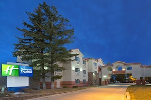 A Holiday Inn Express building with a clear sky at dusk. - Holiday Inn Express Show Low by IHG (Show Low)