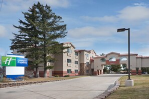 A Holiday Inn Express hotel with a clear sky, a well-maintained lawn, and a paved walkway leading to the entrance. - Holiday Inn Express Show Low by IHG (Show Low)
