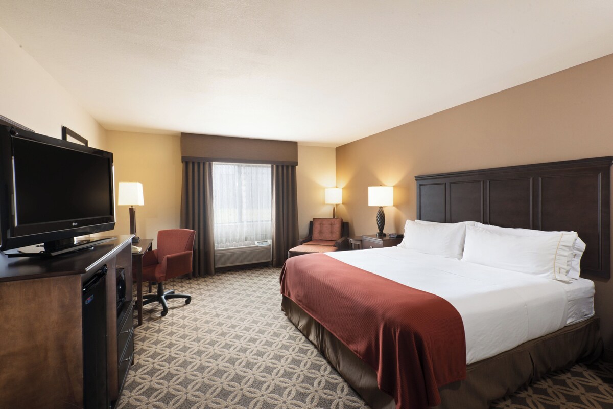 Standard Room, 1 King Bed | In-room safe, desk, laptop workspace, iron/ironing board
