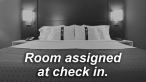 A hotel room with a large bed, two bedside tables, and two wall-mounted lamps. - Holiday Inn Express Show Low by IHG (Show Low)