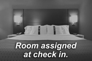 A hotel room with a large bed, two bedside tables, and two wall-mounted lamps. - Holiday Inn Express Show Low by IHG (Show Low)
