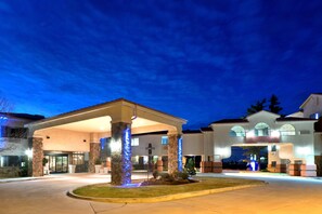 A hotel with a covered entrance, stone pillars, and a well-lit driveway. - Holiday Inn Express Show Low by IHG (Show Low)