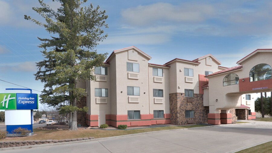 Holiday Inn Express Show Low by IHG