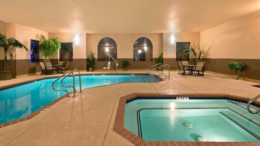 Holiday Inn Express Show Low by IHG