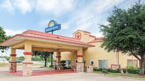A Days Inn with a red roof, beige walls, and a clear sky. - Day Star Dallas South (Dallas)
