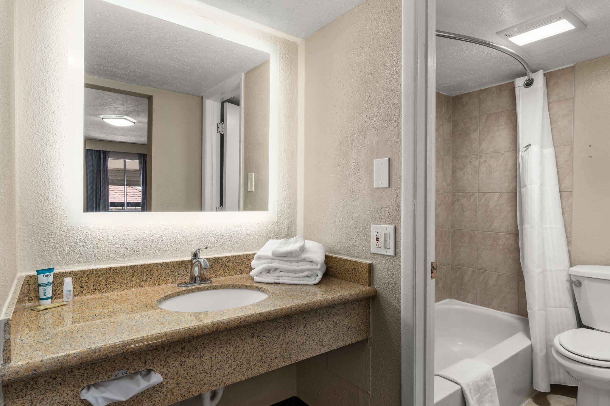 Room, 1 King Bed, Non Smoking | Bathroom | Combined shower/bathtub, free toiletries, towels