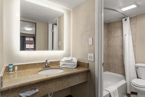 Room, 1 King Bed, Non Smoking | Bathroom | Combined shower/bathtub, free toiletries, towels - Days Inn by Wyndham Albuquerque Northeast (Albuquerque)
