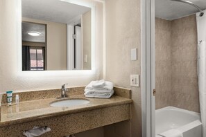 Room, 1 King Bed, Non Smoking | Bathroom | Combined shower/bathtub, free toiletries, towels