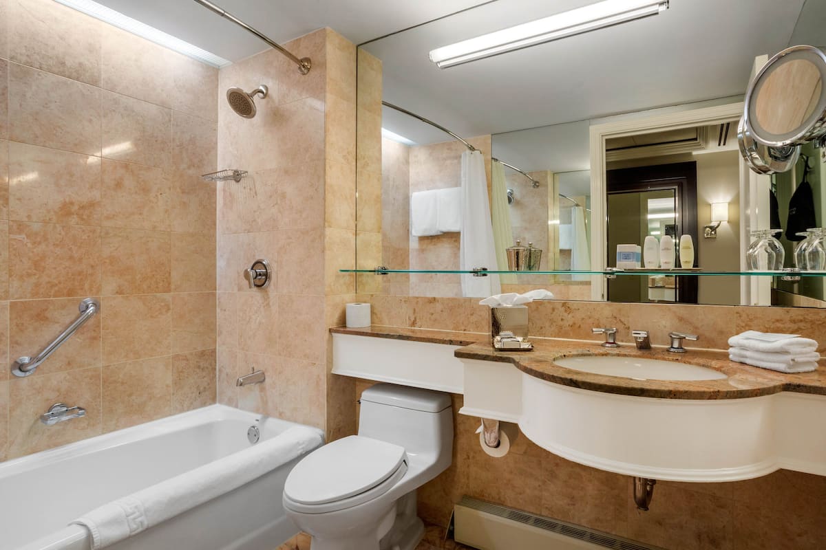 Douche, sĂšche-cheveux, peignoirs, serviettes fournies