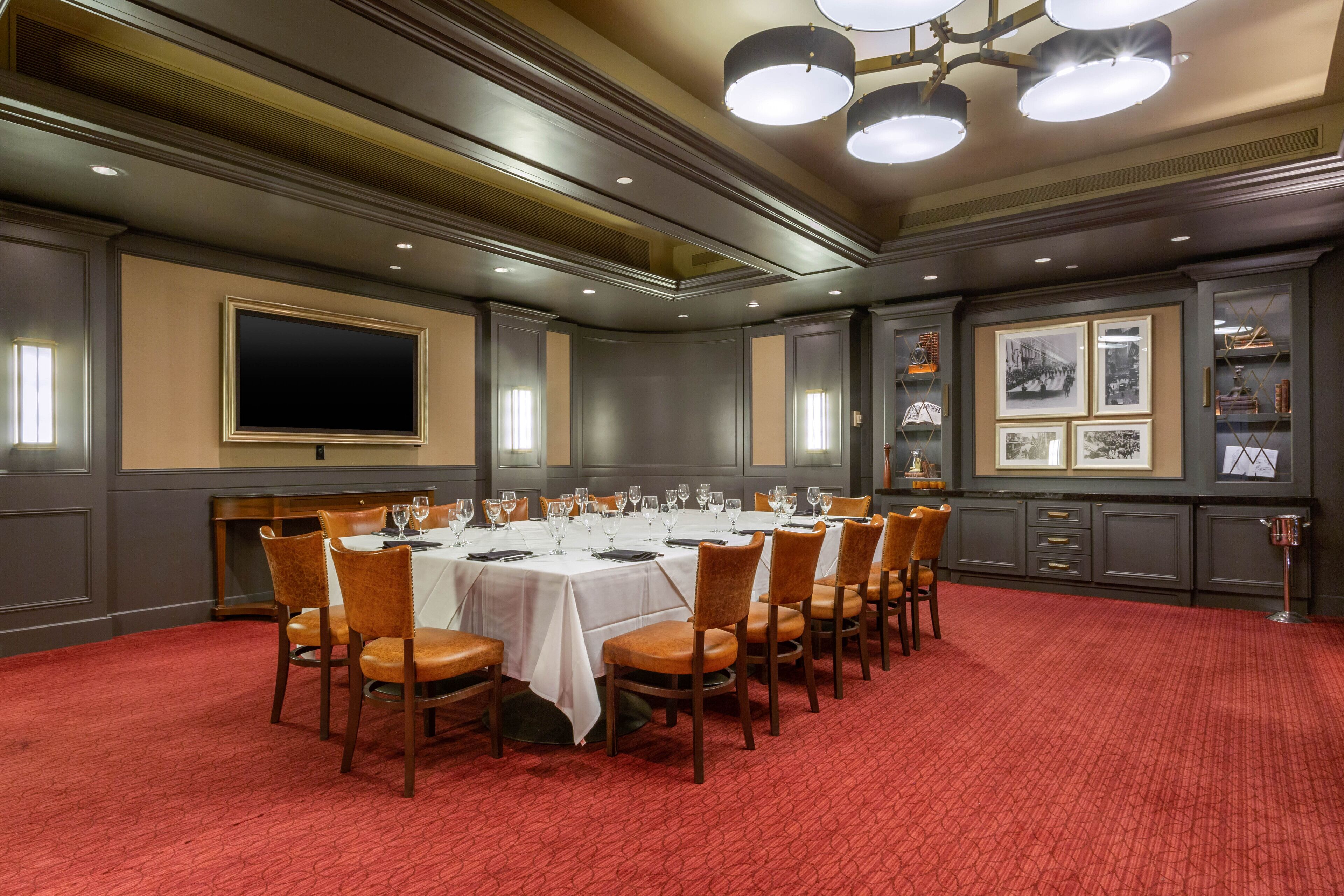 2 restaurants; breakfast and dinner served 