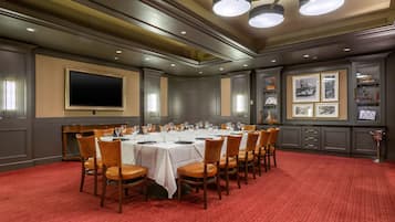 2 restaurants; breakfast and dinner served