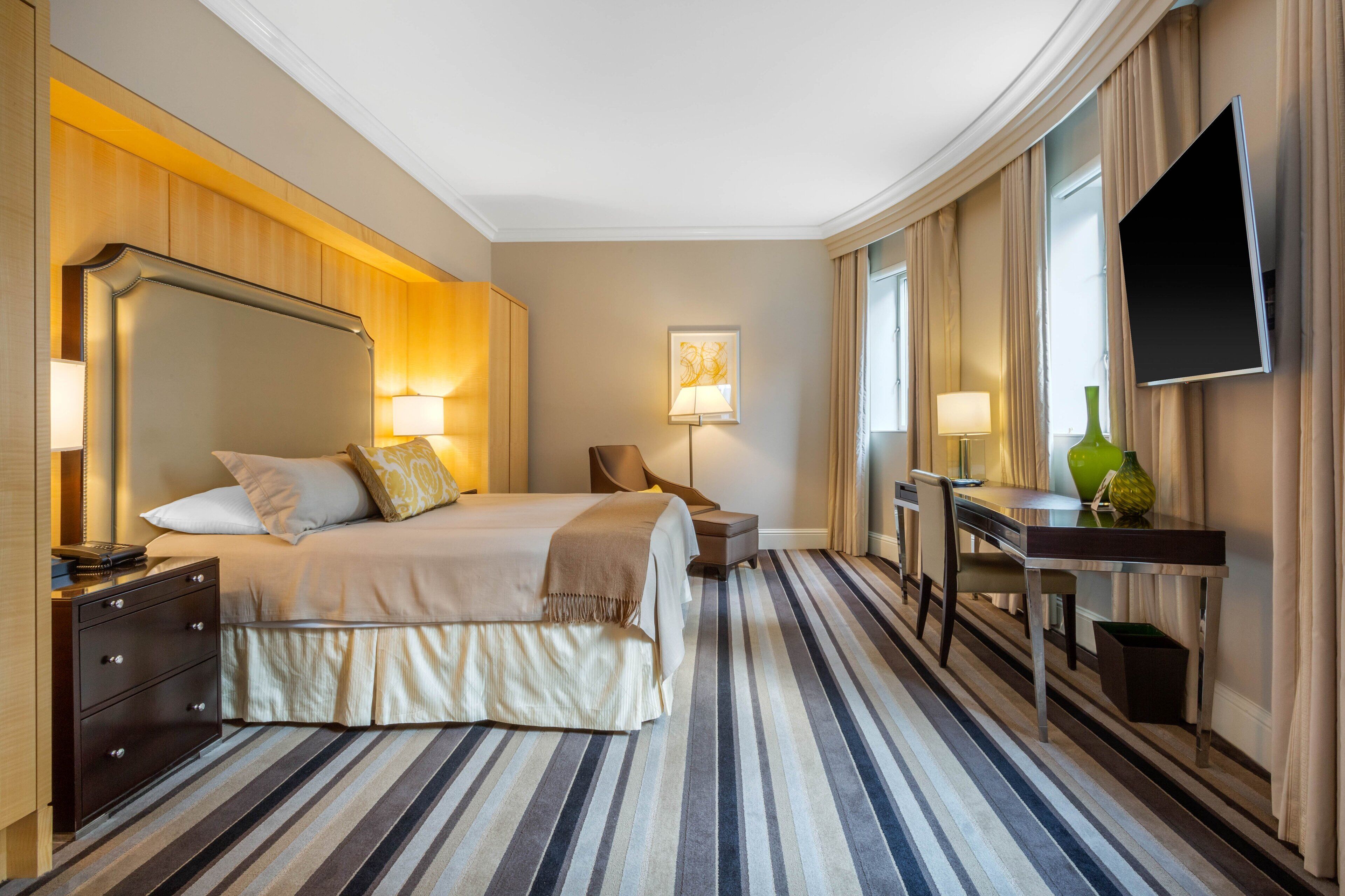 奢華套房, 1 張特大雙人床 (Rodgers and Hammerstein) | 高級寢具、舒適加層、客房內保險箱、書桌
