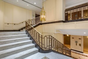 Staircase - Omni Berkshire Place (New York)