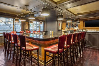 Bar (on property) at Omni Berkshire Place