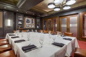 2 restaurants; breakfast and dinner served - Omni Berkshire Place (New York)