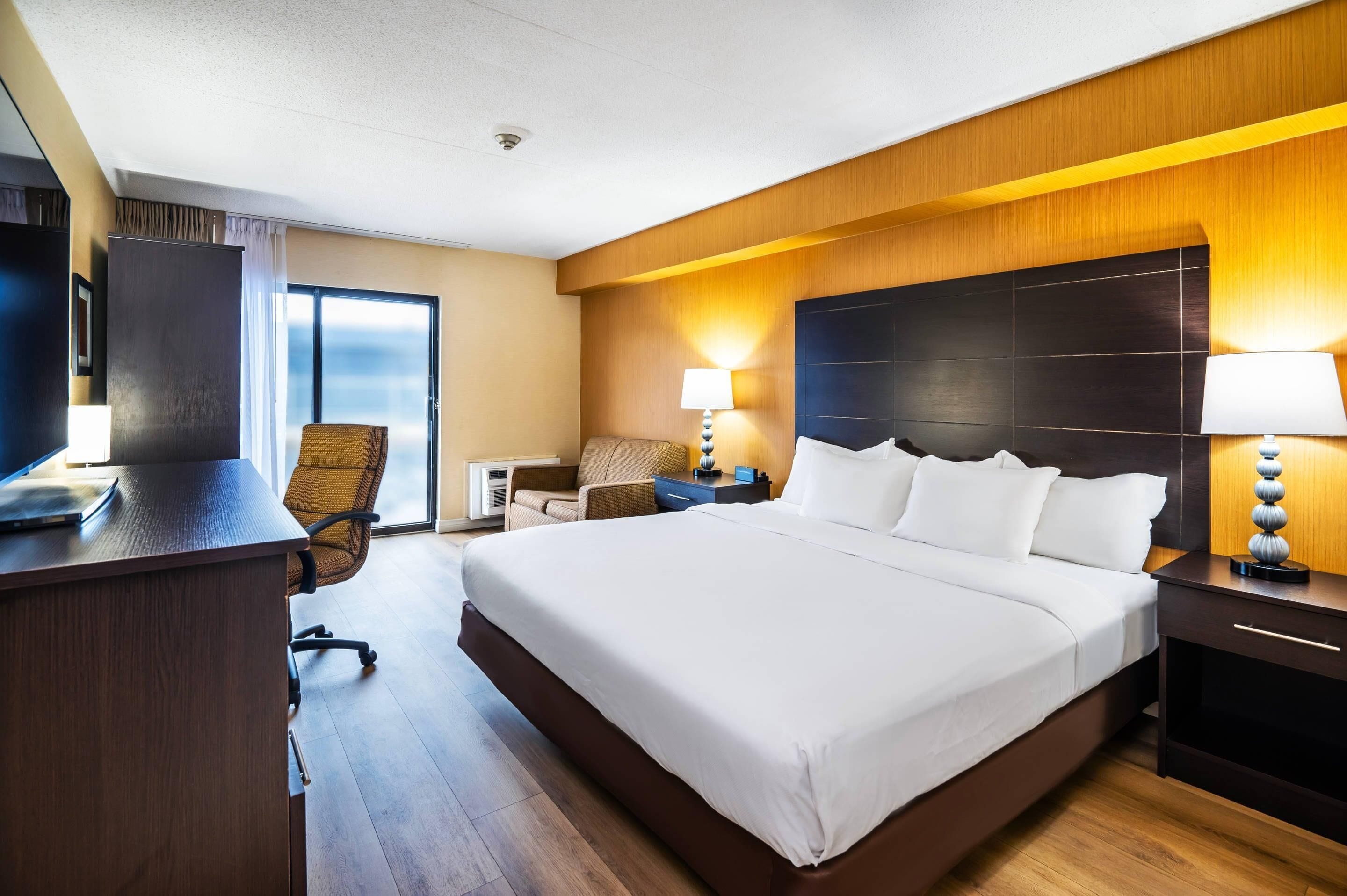 スタンダード ルーム キングベッド 1 台ソファーベッド付き 禁煙 (Dog Friendly) | デスク、遮光カーテン、アイロン / アイロン台、ベビーベッド