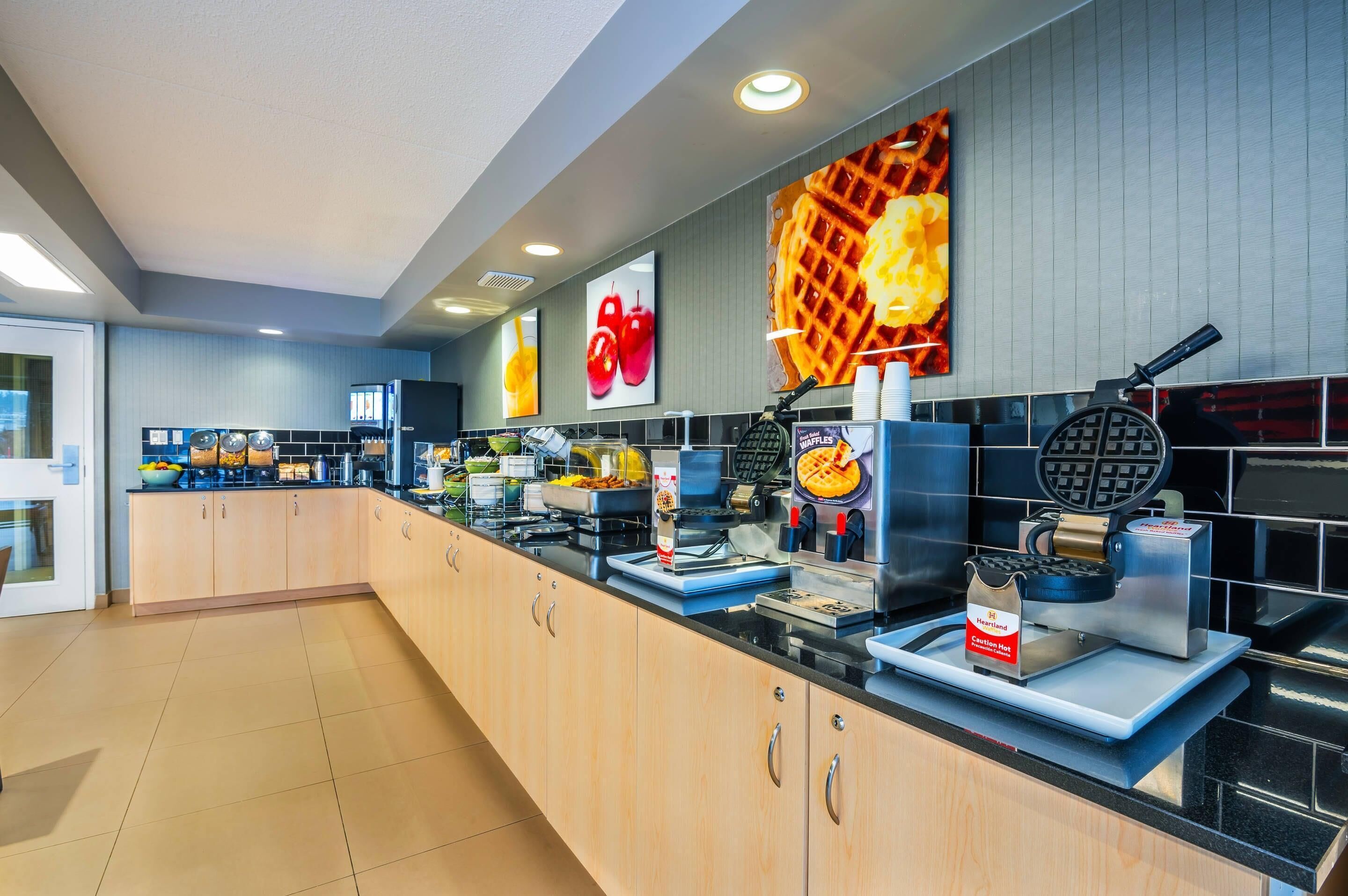 朝食 (ビュッフェ 、無料)