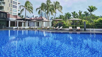 Phòng Club, 1 giường cỡ king, cạnh hồ bơi | 1 phòng ngủ, bộ đồ giường cao cấp, nệm có lớp đệm bông, minibar