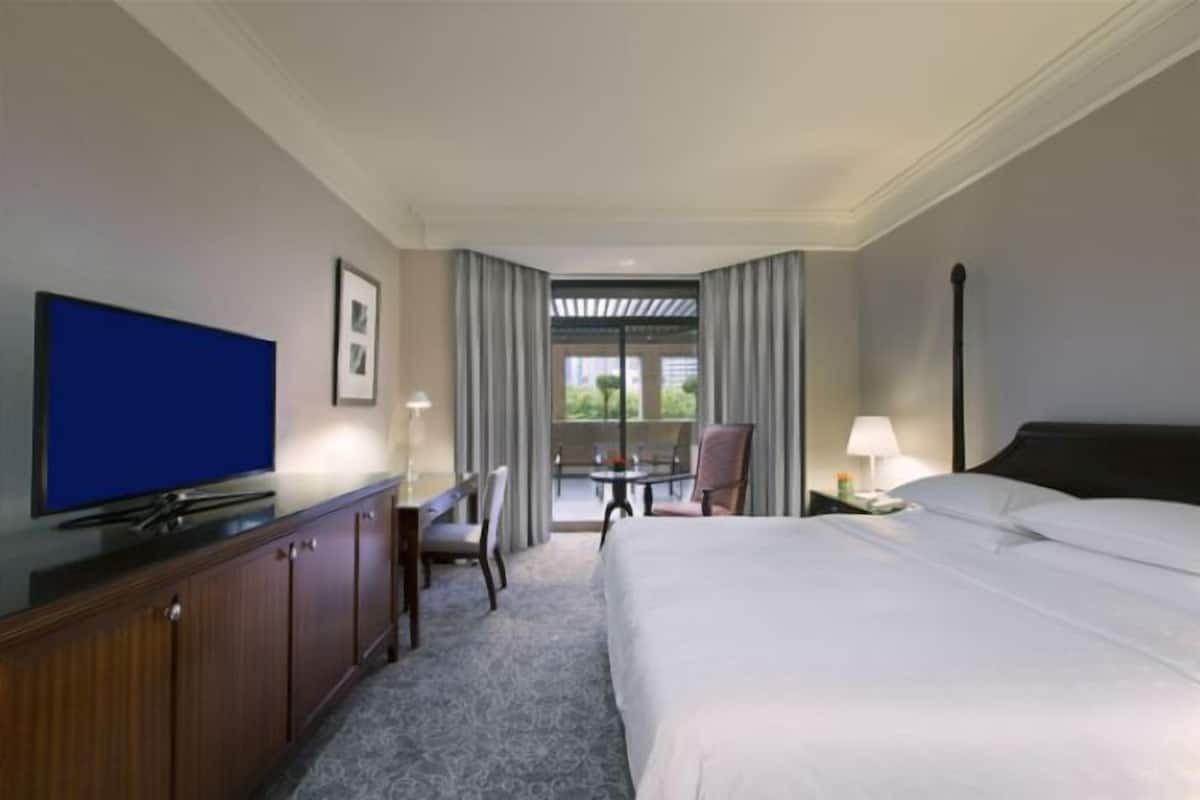 Club Room, 1 King Bed, Terrace | 1 bedroom, premium bedding, pillow-top beds, minibar