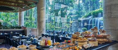 Daily buffet breakfast (SGD 48 per person)