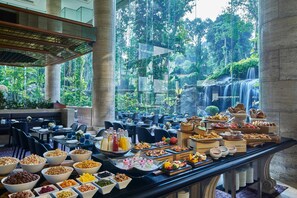 Café da manhã com buffet todos os dias (SGD 48 por pessoa) 