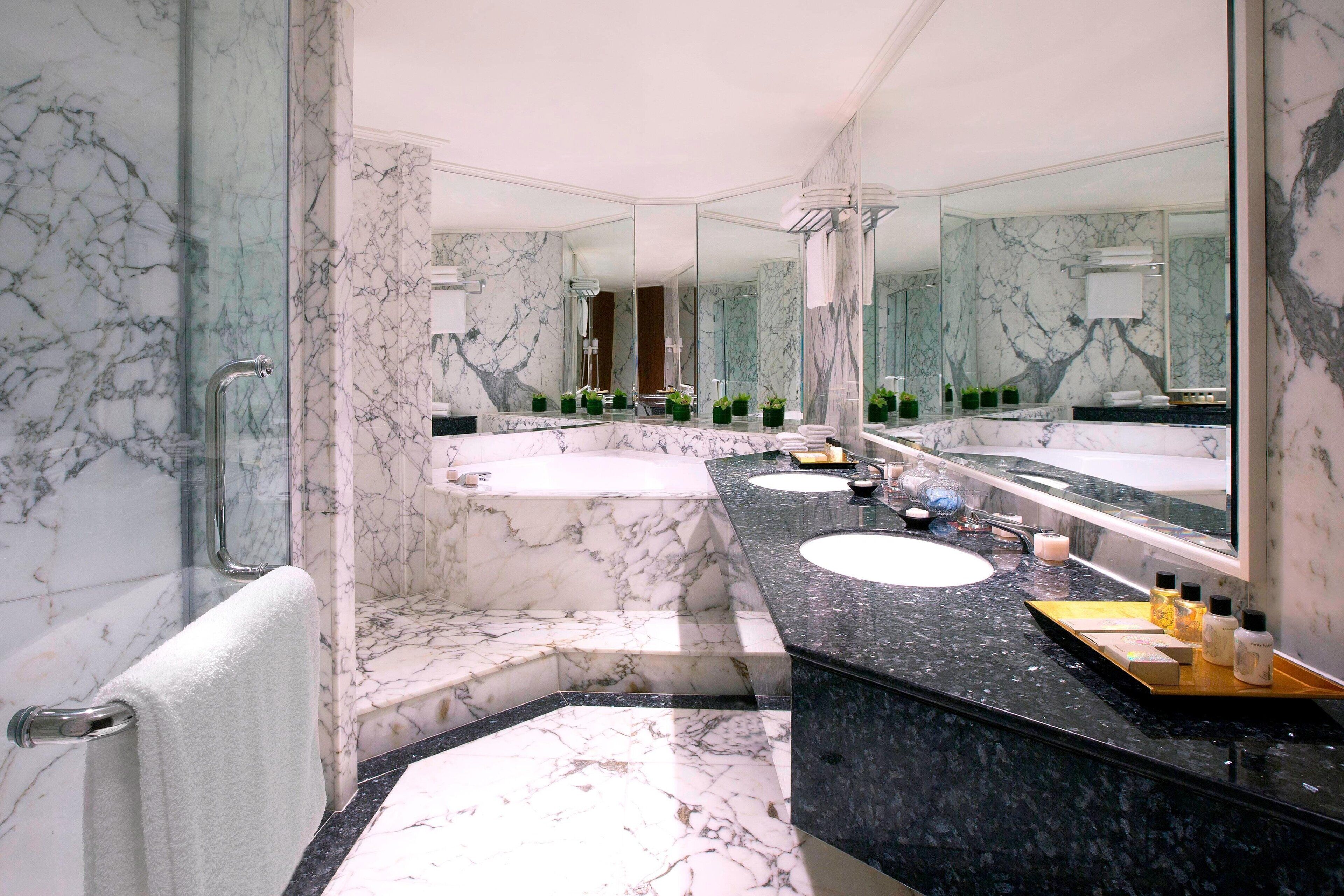 combined shower/bathtub, deep-soaking bathtub, free toiletries