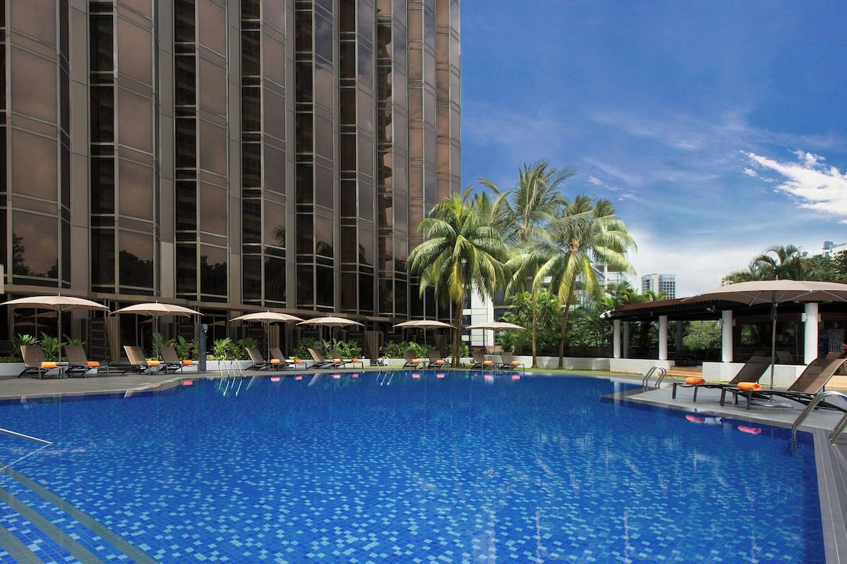 Kamar Klub, 1 Tempat Tidur King, balkon | Kolam renang | Kolam renang outdoor, dengan payung kolam renang dan kursi berjemur