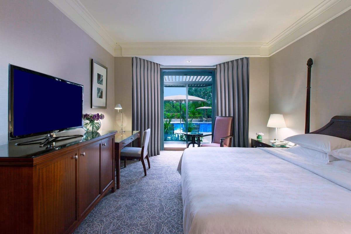 Club Room, 1 King Bed, Poolside | Pool | Outdoor pool, open 8:00 AM to 7:00 PM, pool umbrellas, pool loungers