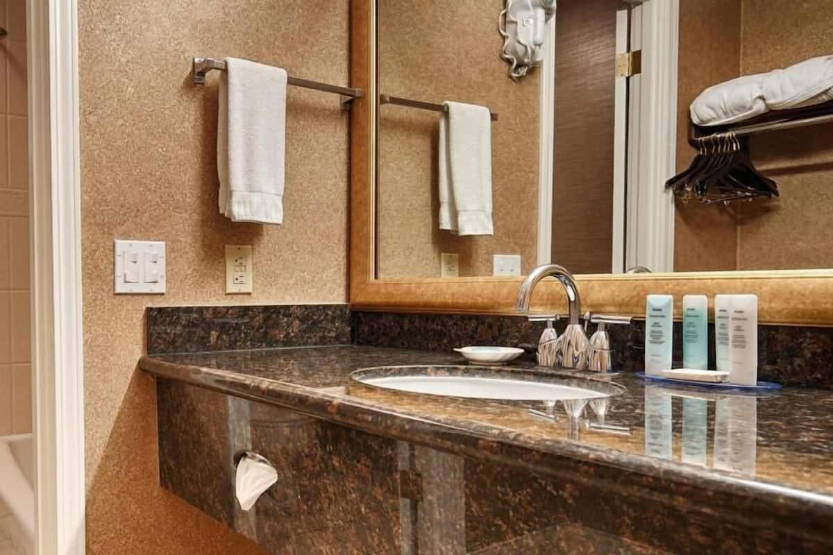 Bathroom | Free toiletries, hair dryer, bathrobes, towels