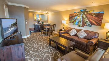 Suite, 1 King-Bett, Nichtraucher, Kühlschrank und Mikrowelle | Laptopgeeigneter Arbeitsplatz, Bügeleisen/Bügelbrett, kostenloses WLAN