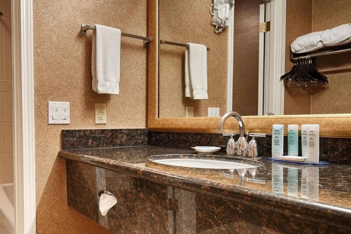 Bathroom | Free toiletries, hair dryer, bathrobes, towels