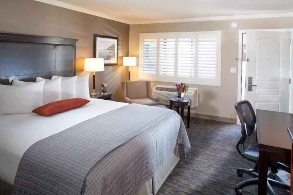 Laptop workspace, iron/ironing board, free WiFi, bed sheets