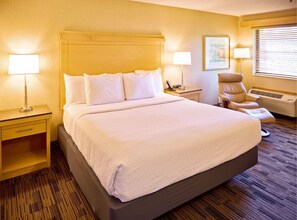 Premium bedding, pillowtop beds, in-room safe, desk - LivINN Hotel Cincinnati / Sharonville Convention Center (Sharonville)