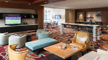 Concierge Room, Club Room, 1 King Bed, Non Smoking | Lounge | Serves lunch and dinner