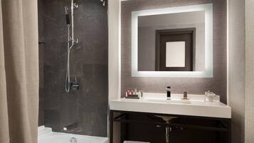 Bañera con ducha, artículos de tocador gratuitos, secador de pelo