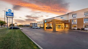 A Best Western hotel with a parking lot and a building entrance. - Best Western Rochester Marketplace Inn (Rochester)