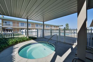 Courtyard - Quality Inn Huntingburg - Jasper (Huntingburg)