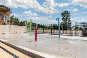 季节性开放的室外游泳池