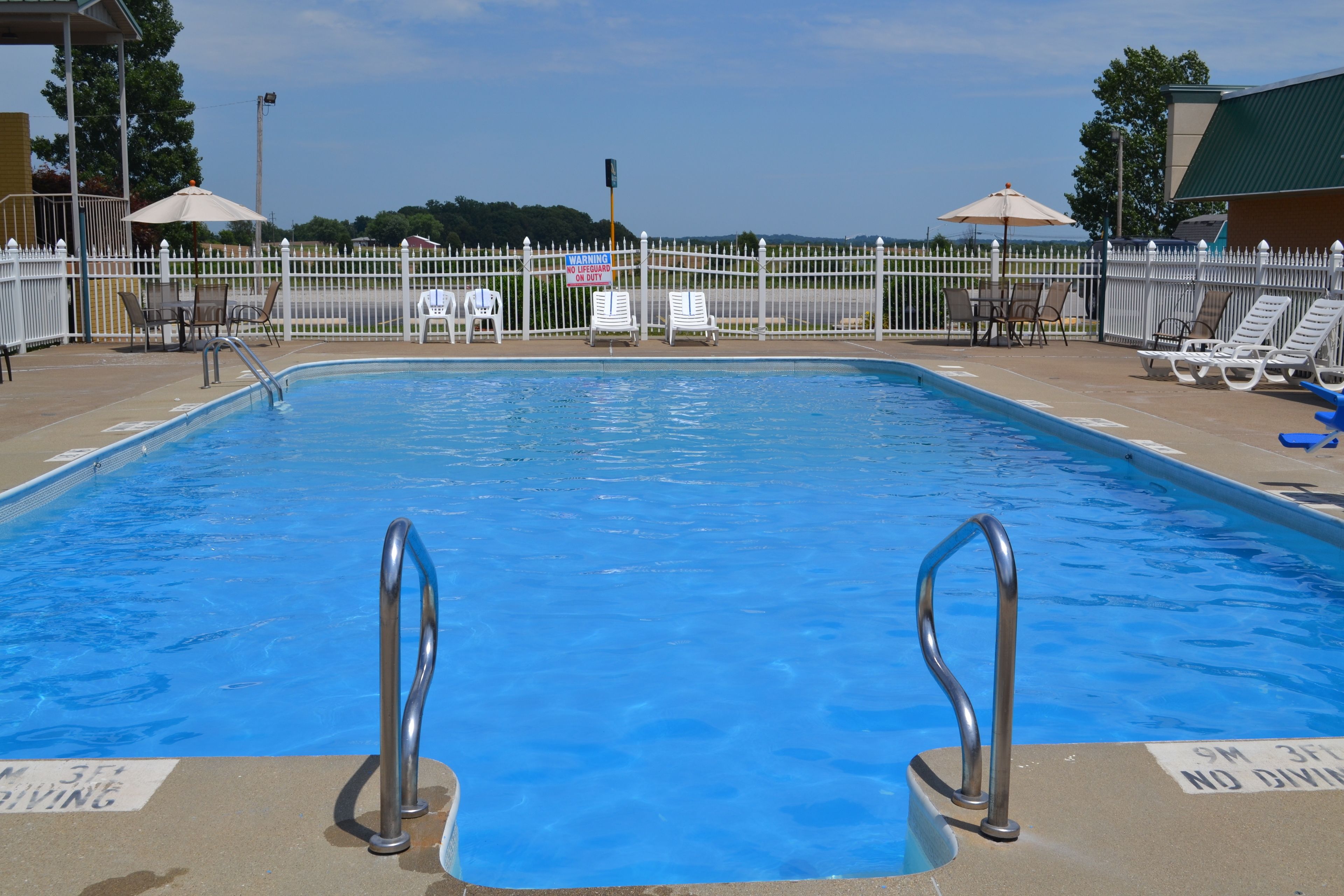 Hồ bơi ngoài trời phục vụ theo mùa 