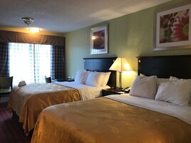 Caja de seguridad en la habitación y tabla de planchar con plancha 