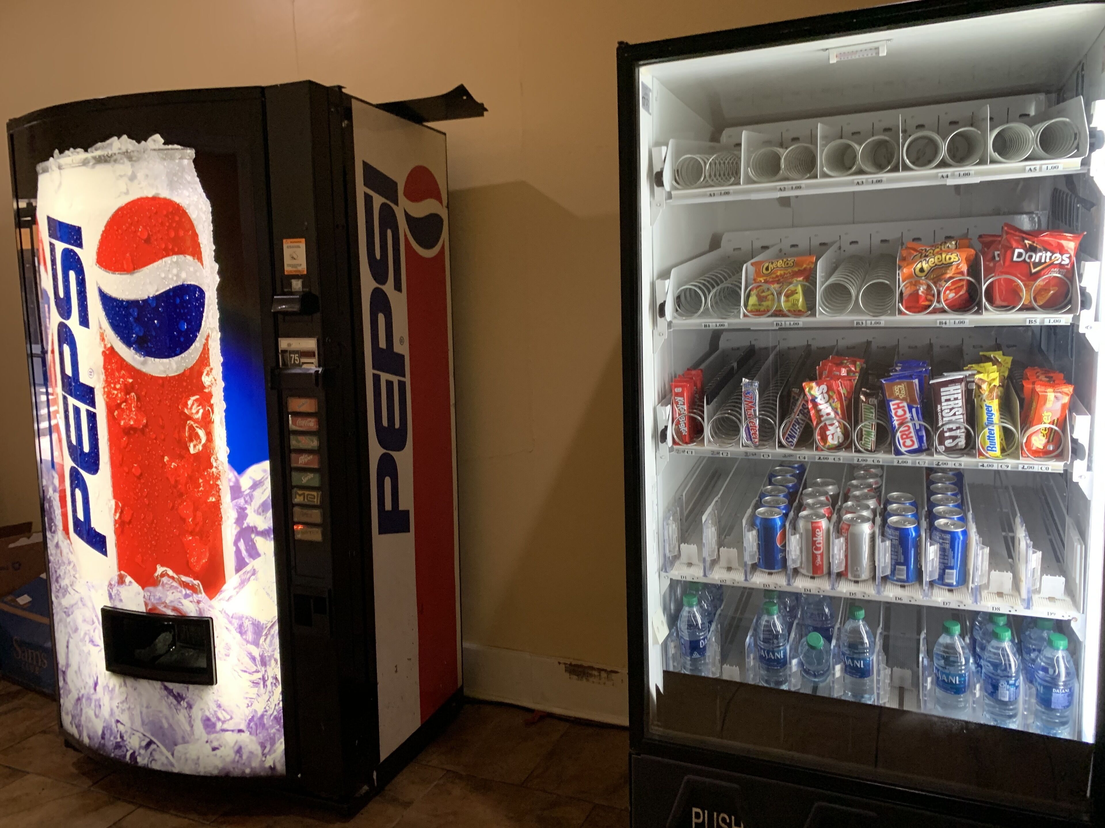Máquina expendedora con Pepsi y dispensador de agua.