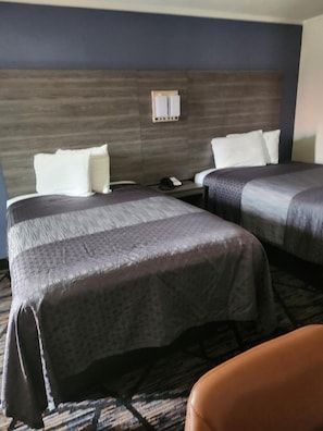 Blackout drapes, iron/ironing board, free WiFi, bed sheets - Americas Best Value Inn Forest (Forest)