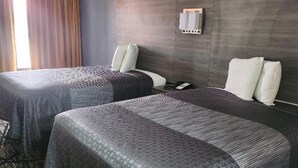 遮光窗帘、熨斗/熨衣板、免费 WiFi、闹钟