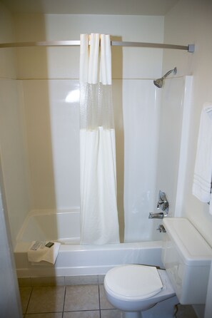 Bathroom shower - Econo Lodge Hurricane Zion Park Area (Hurricane)