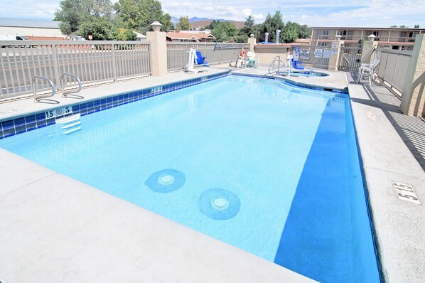 시즌별로 운영되는 야외 수영장