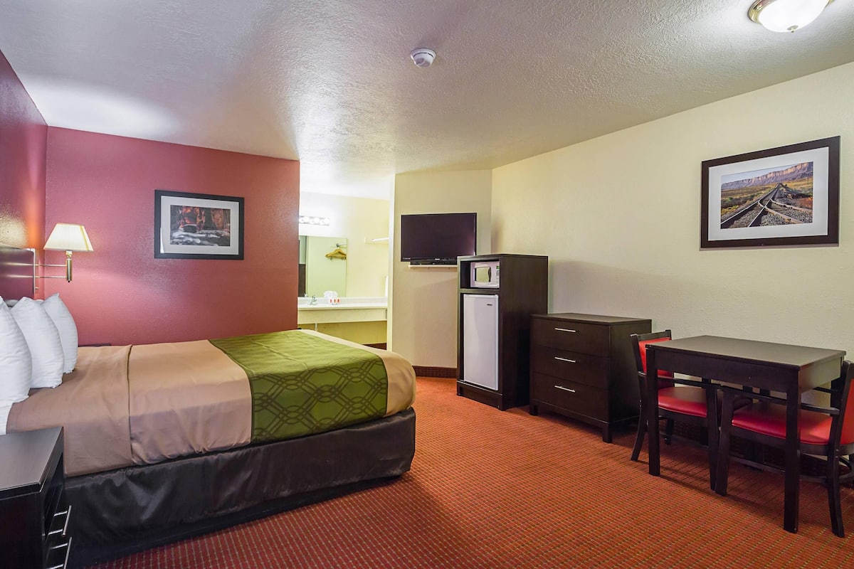 Standard Room, 1 King Bed, Non Smoking | Blackout curtains, cots/infant beds, rollaway beds, free WiFi