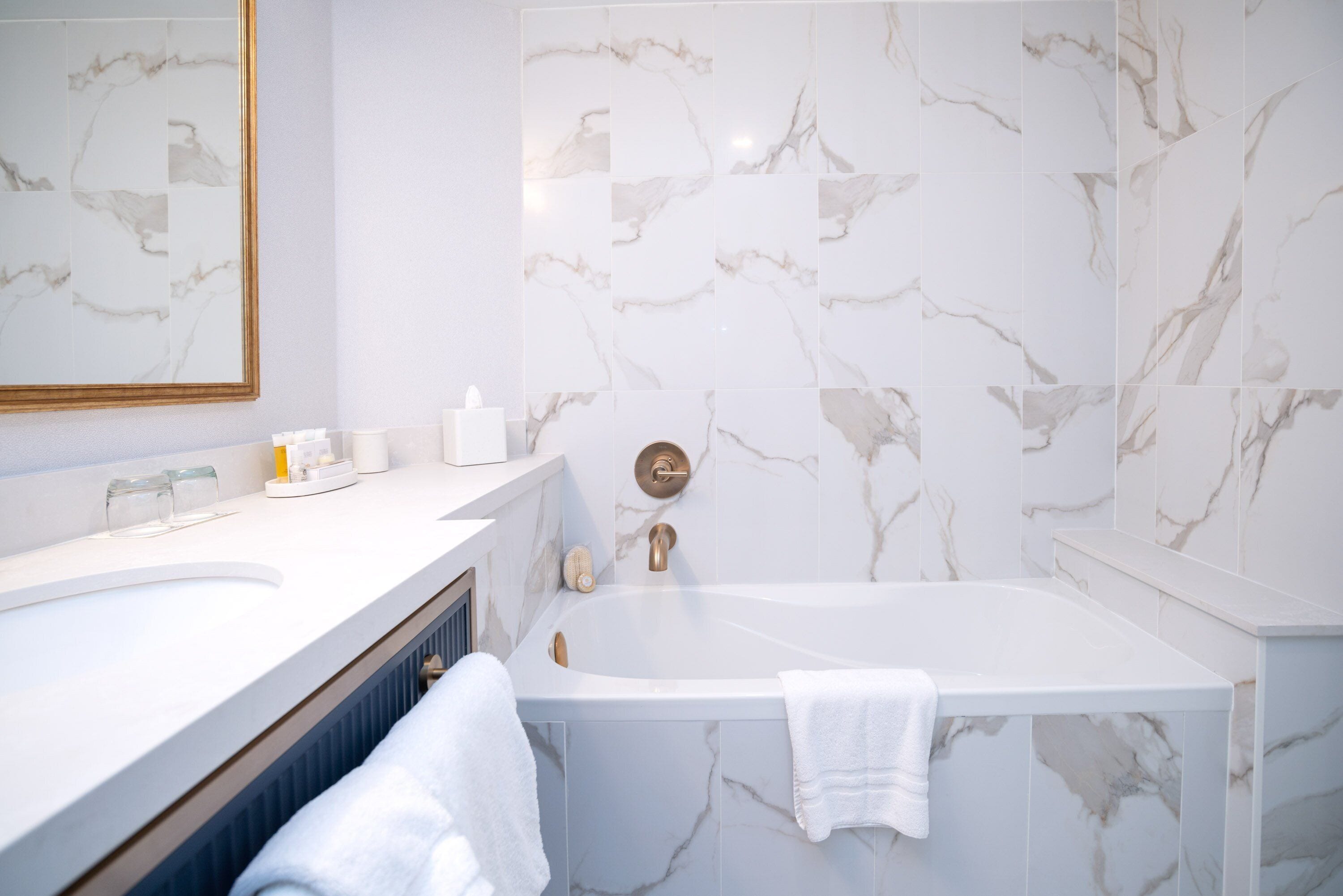 executive suite, 1 king bed (sofa bed, wet bar) | bathroom | shower, rainfall showerhead, designer toiletries, hair dryer